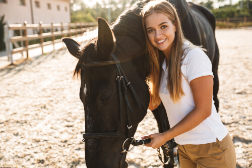 Frau glücklich mit Pferd